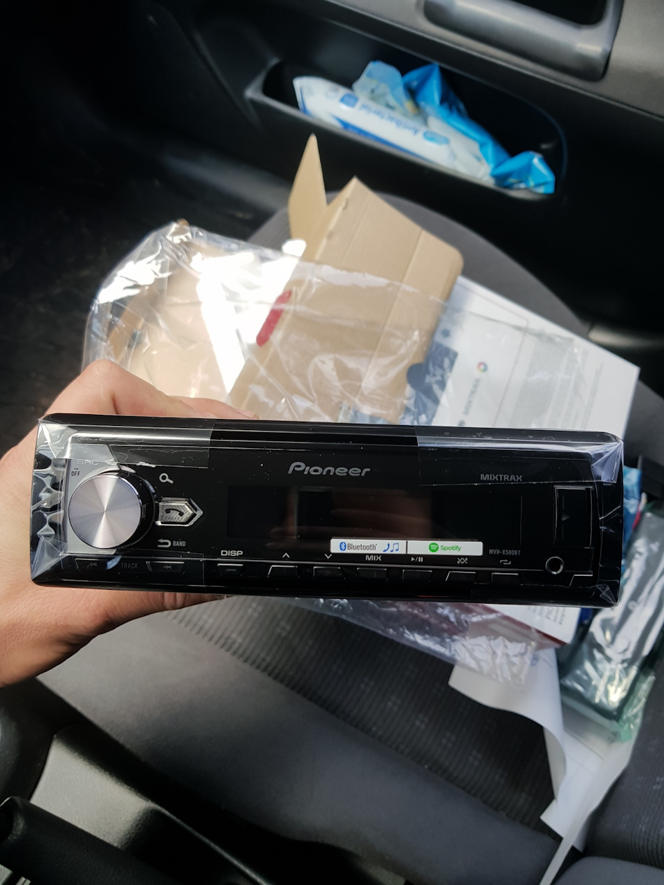 Установка ГУ Pioneer MVH580BT 3