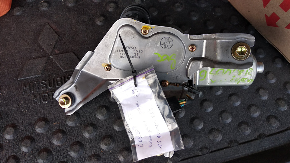 Встановив контрактний моторчик заднього склоочисника 1