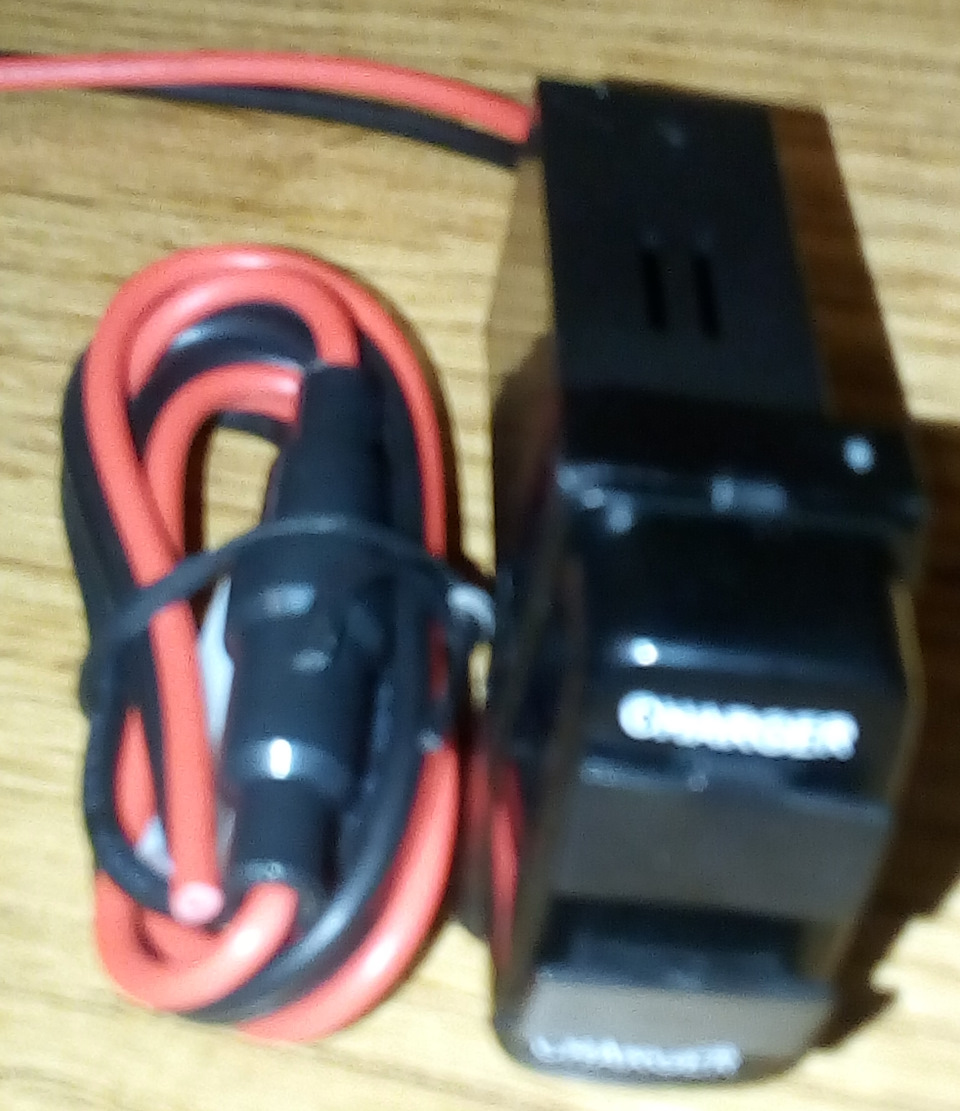 Посилочка від АЛІКА, USB-зарядне по штатному, замість заглушки. 4