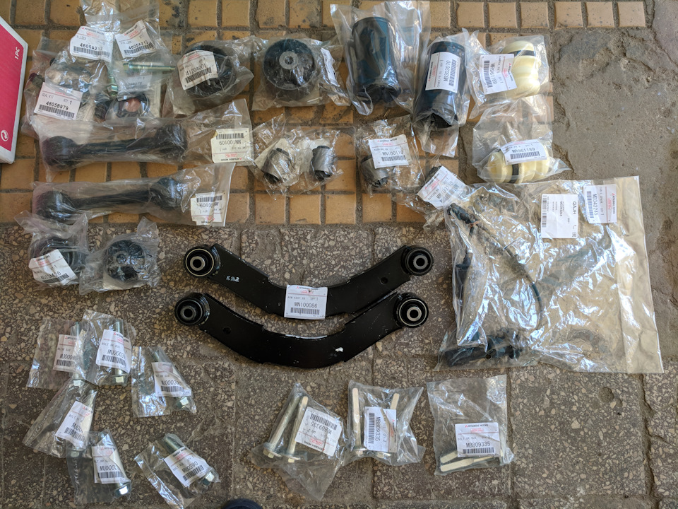Lancer IX 2.0 передні амортизатори KYB 334369 2