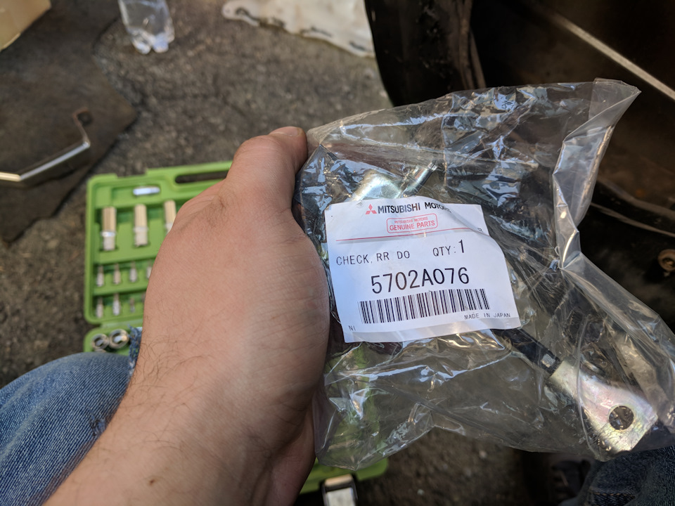 Заміна оригінальних обмежувачів дверей 5
