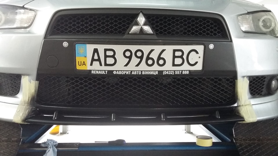 вставка в передній бампер між іклами 2