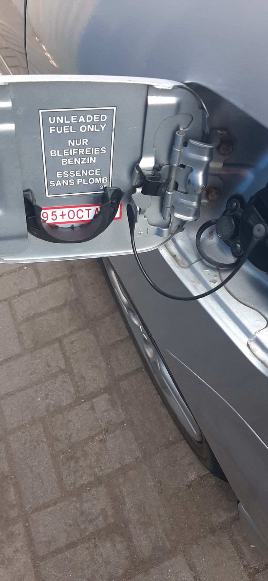 Тримач кришки бензобака Nissan 3