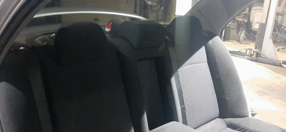 Спинка заднего дивана с подлокотником от Mitsubishi Lancer X 1