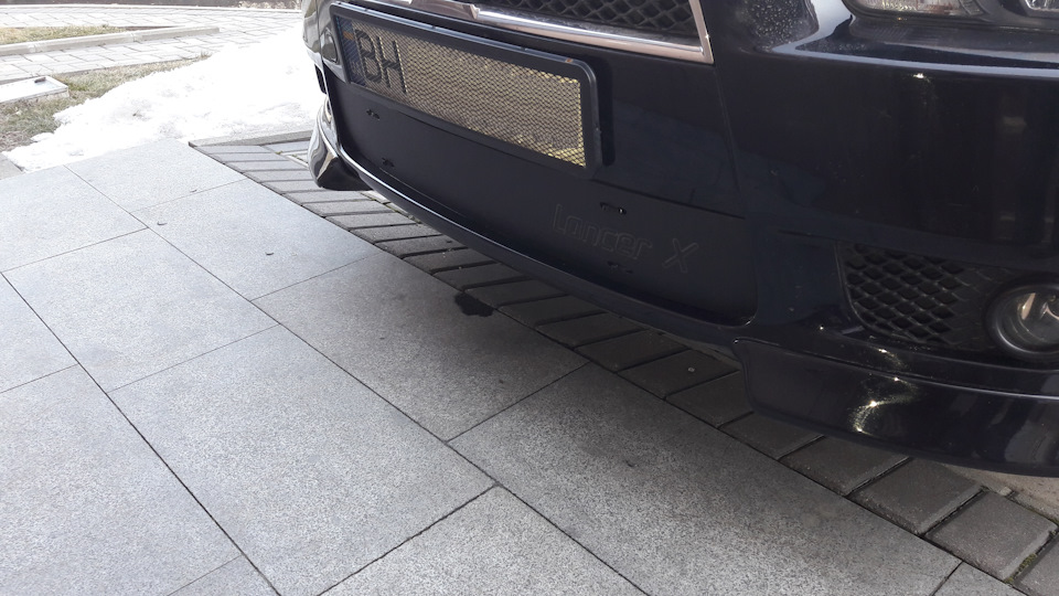 Заглушка решітки переднього бампера Mitsubishi Lancer X 2