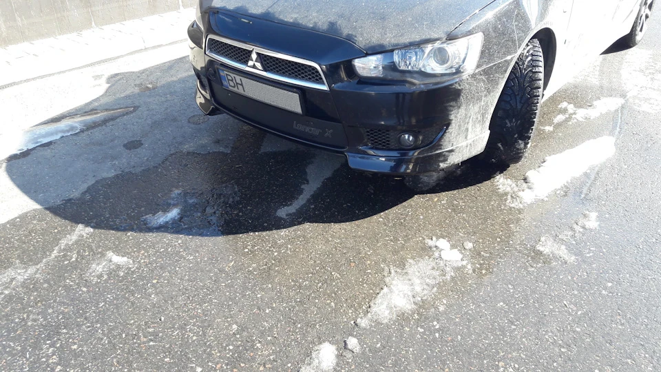 Заглушка решітки переднього бампера Mitsubishi Lancer X