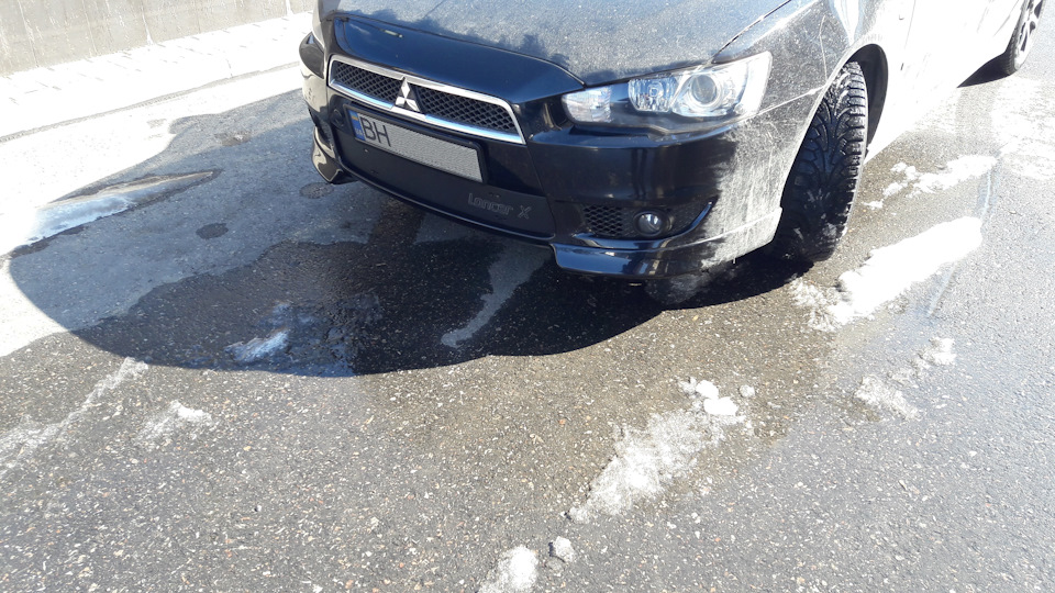 Заглушка решітки переднього бампера Mitsubishi Lancer X 1