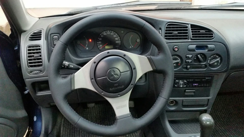 Кермо Momo від Lancer 9