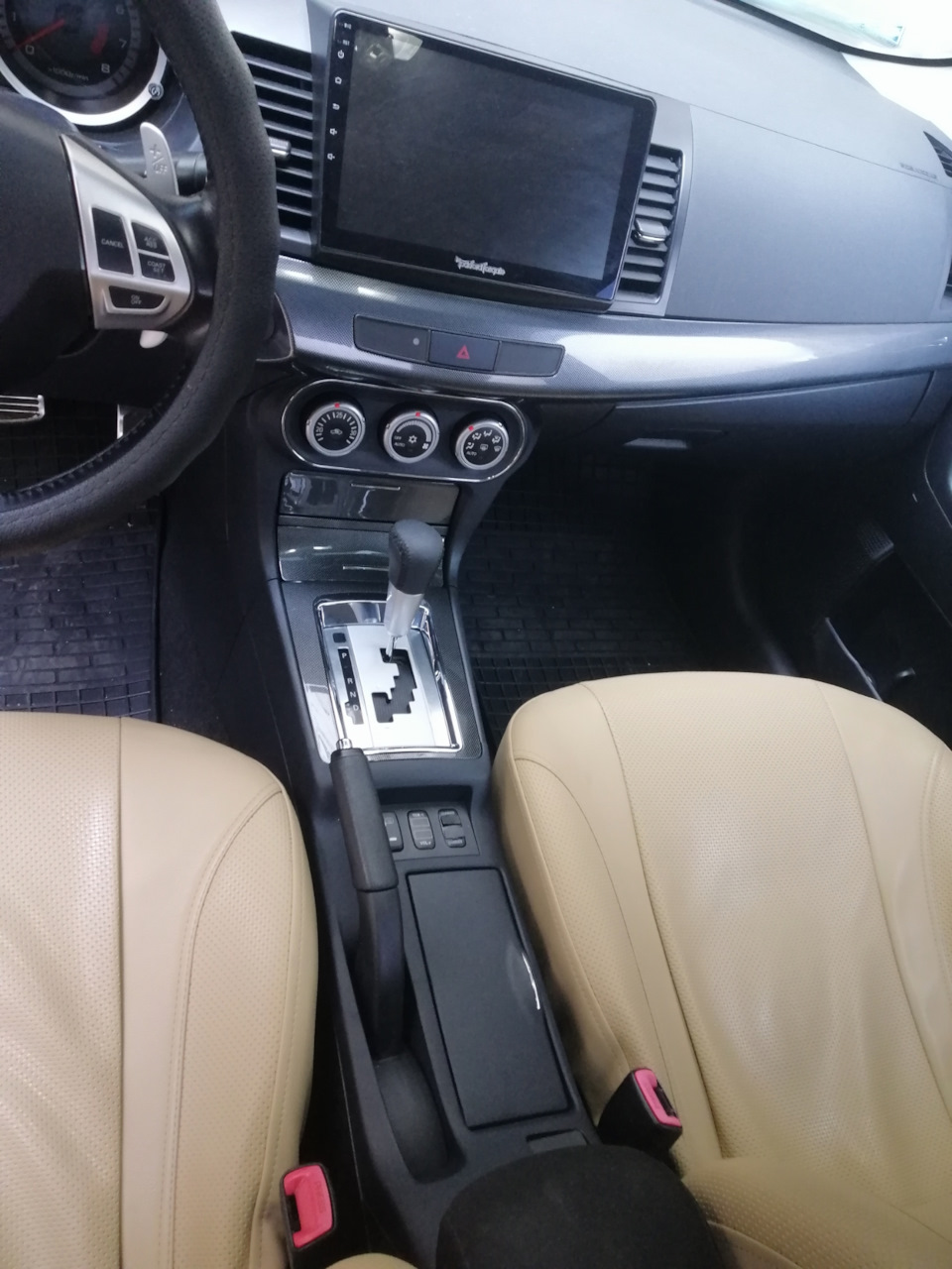 Центральна консоль RalliArt з бардачками, накладка CVT, підсклянники з кришкою 5