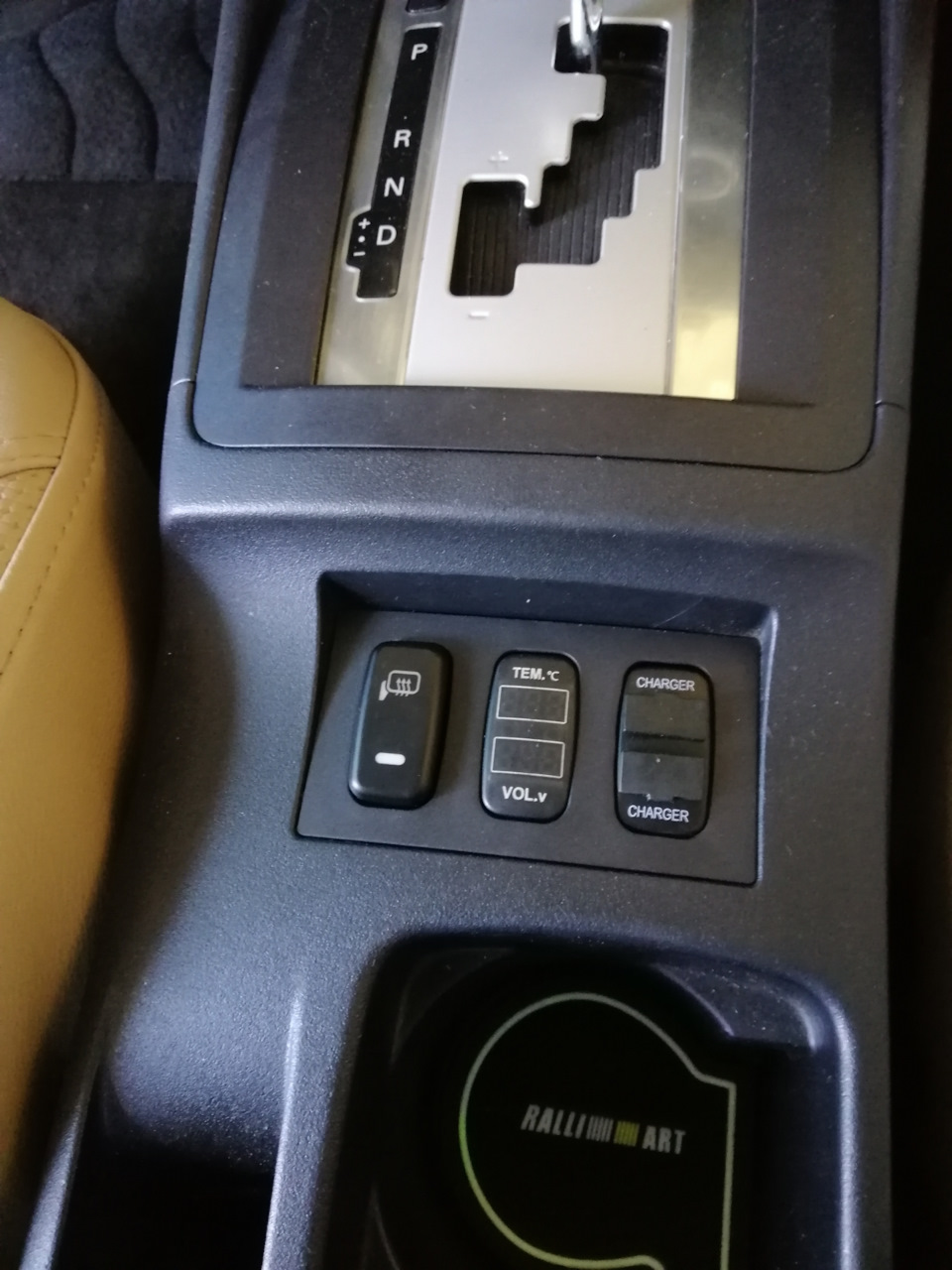 Додаткова USB зарядка, індикатор температури та вольтметр 2
