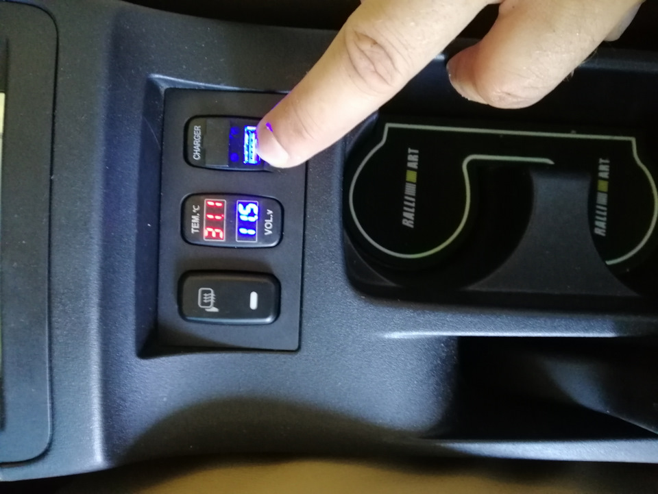 Додаткова USB зарядка, індикатор температури та вольтметр 1