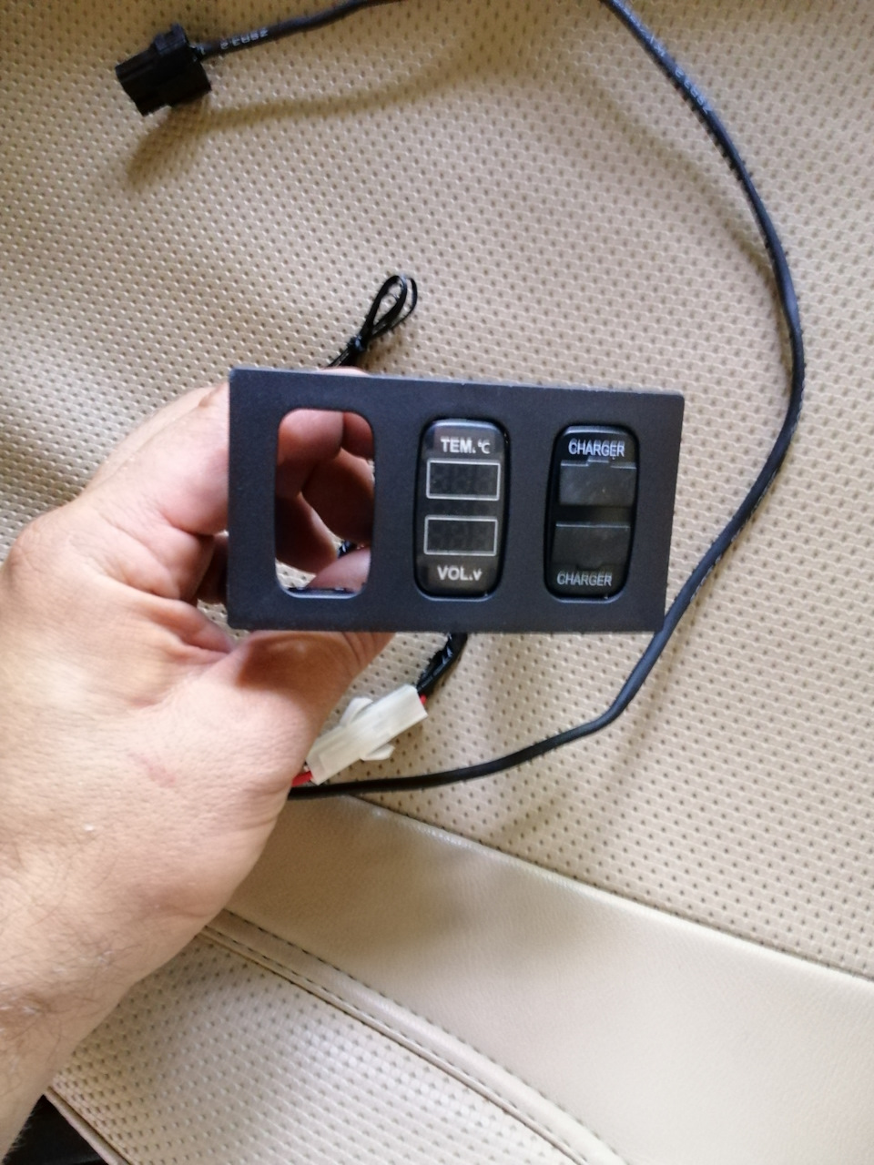 Додаткова USB зарядка, індикатор температури та вольтметр 5