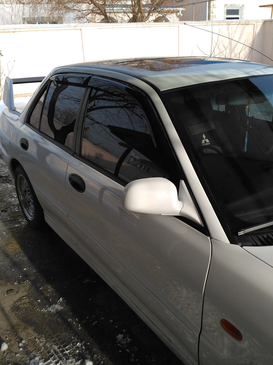дефлектори вікон lancer v 92-95 рік 2