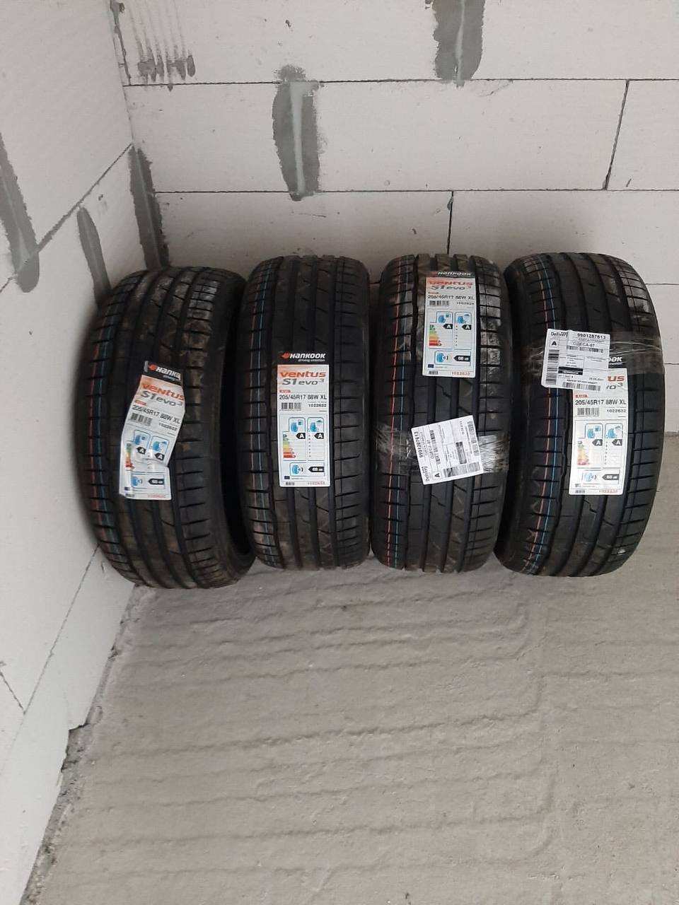 Продам літню гуму Hankook s1evo3 (205/45/17) 2