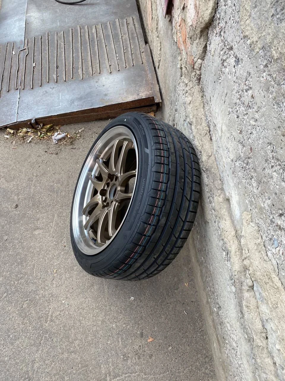 Продам літню гуму Hankook s1evo3 (205/45/17)