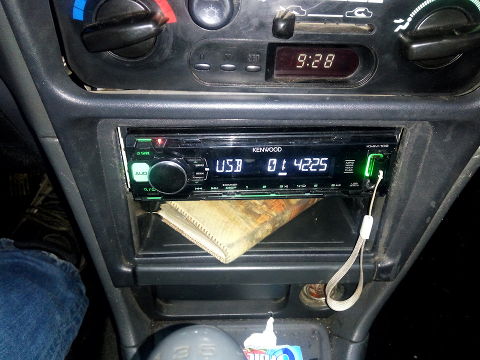 Поличка під магнітолою. 4