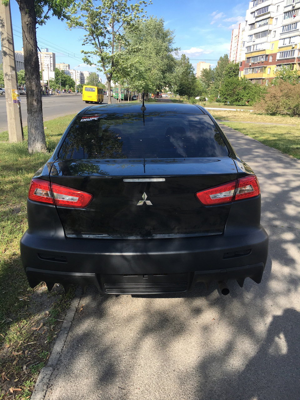 ТРИМЕННО продам бампер evo стиль lancer x 4