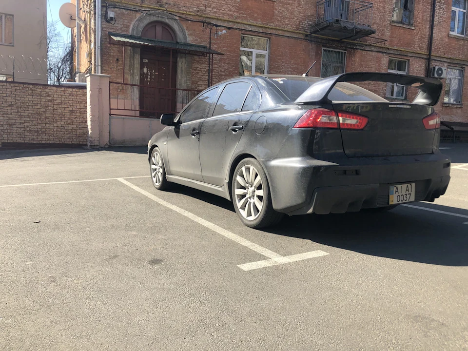 ТРИМЕННО продам бампер evo стиль lancer x