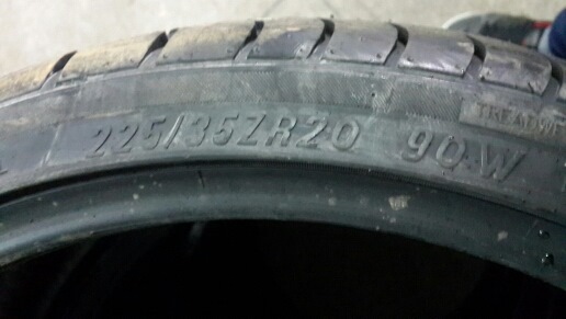І знову 20ки. Гума Maxxis zr20 225 35. 4