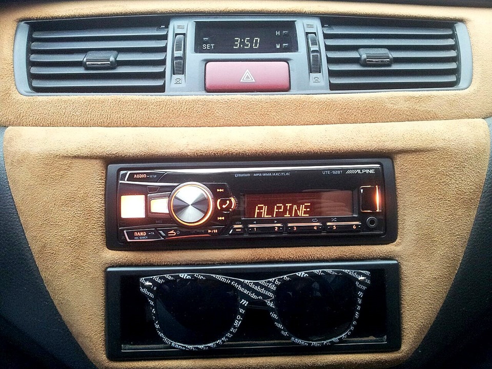 Alpine UTE-92BT 1