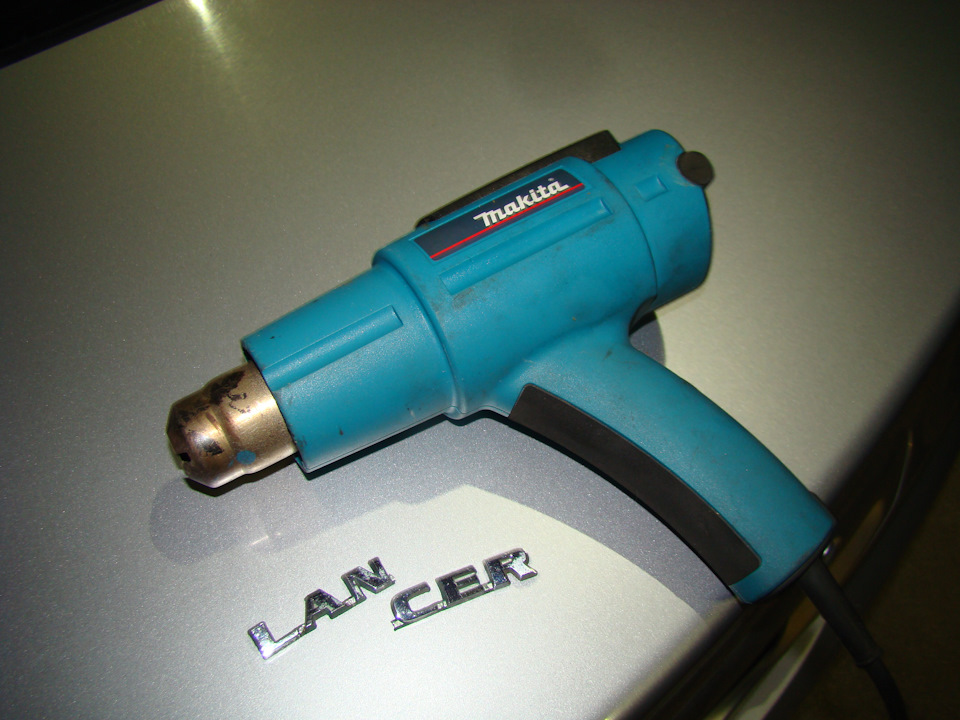 Міні-шейвінг. Прибрав напис Lancer з кришки багажника. 3