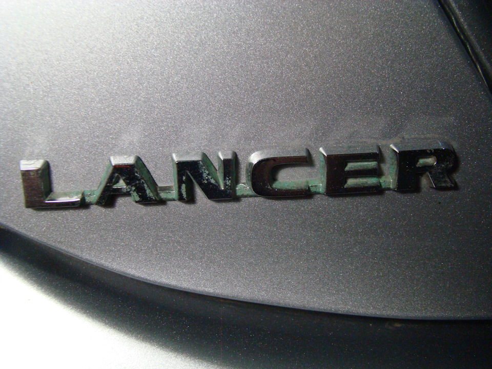 Міні-шейвінг. Прибрав напис Lancer з кришки багажника. 1