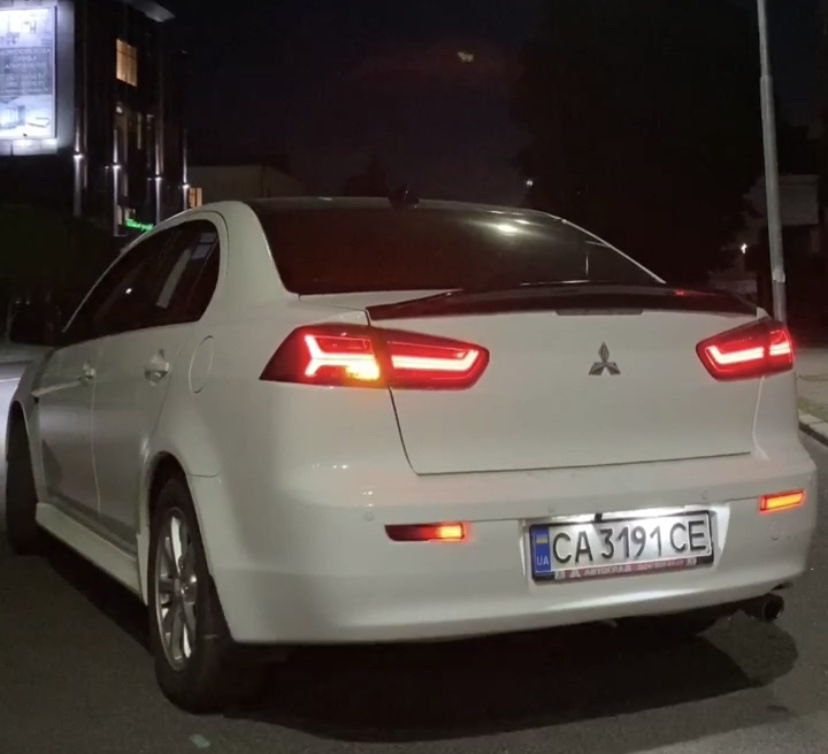 Динамічні бігаючі LED катафоти на Mitsubishi Lancer X 1