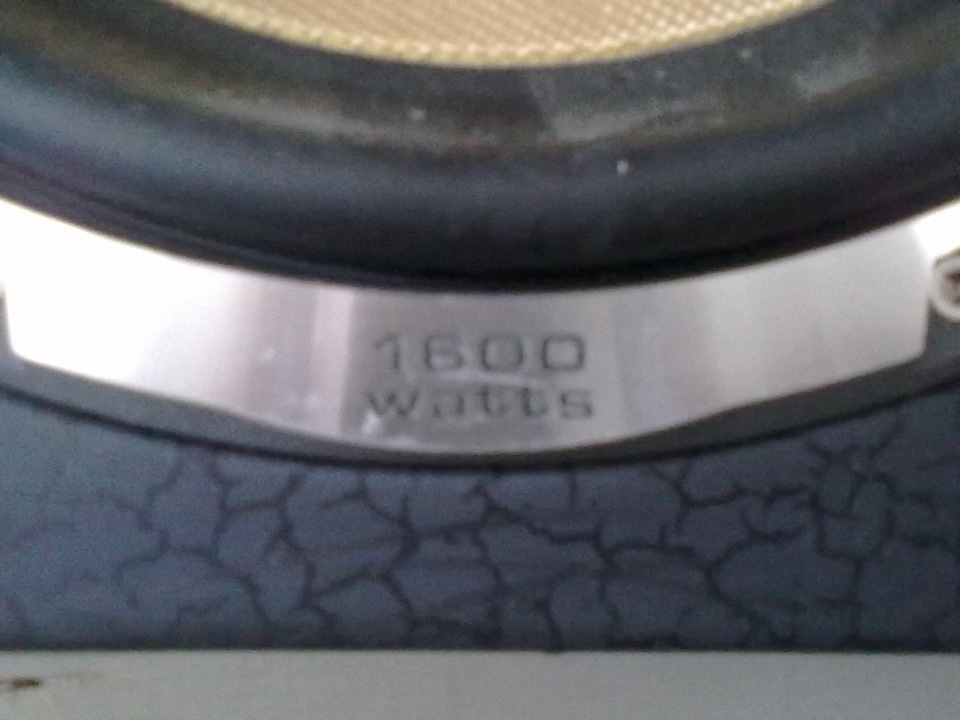 продам саб VIbe.з вбудованим моноблоком.1600watt 3