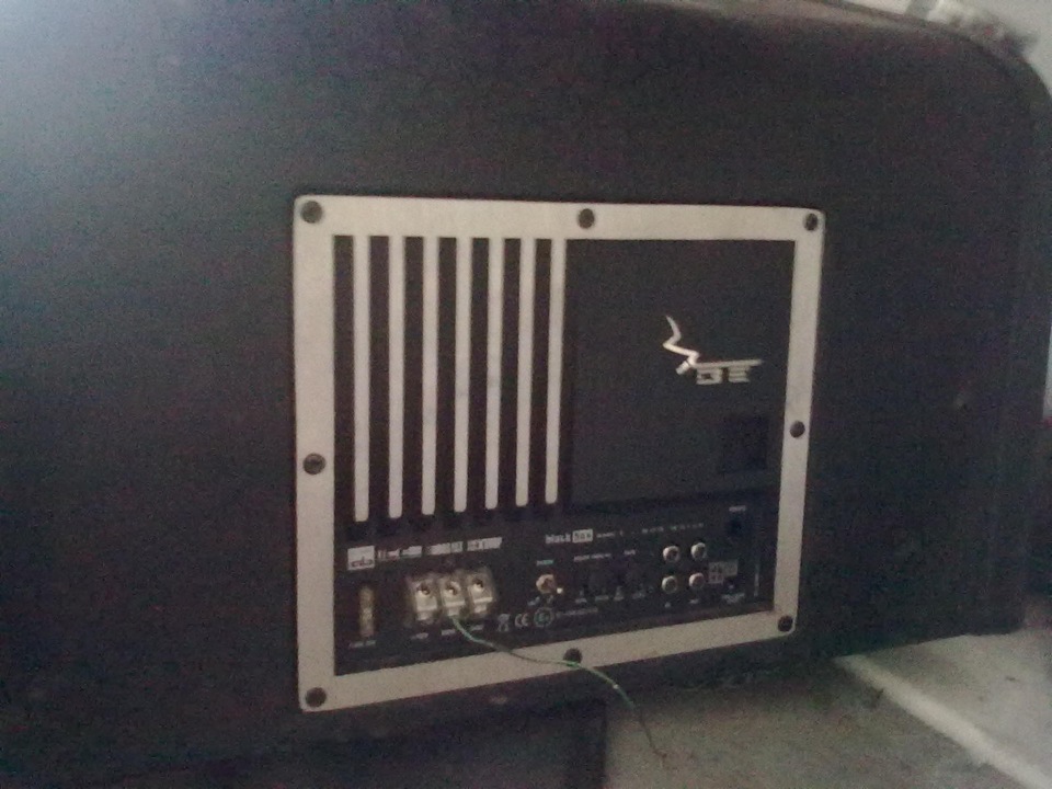 продам саб VIbe.з вбудованим моноблоком.1600watt 4