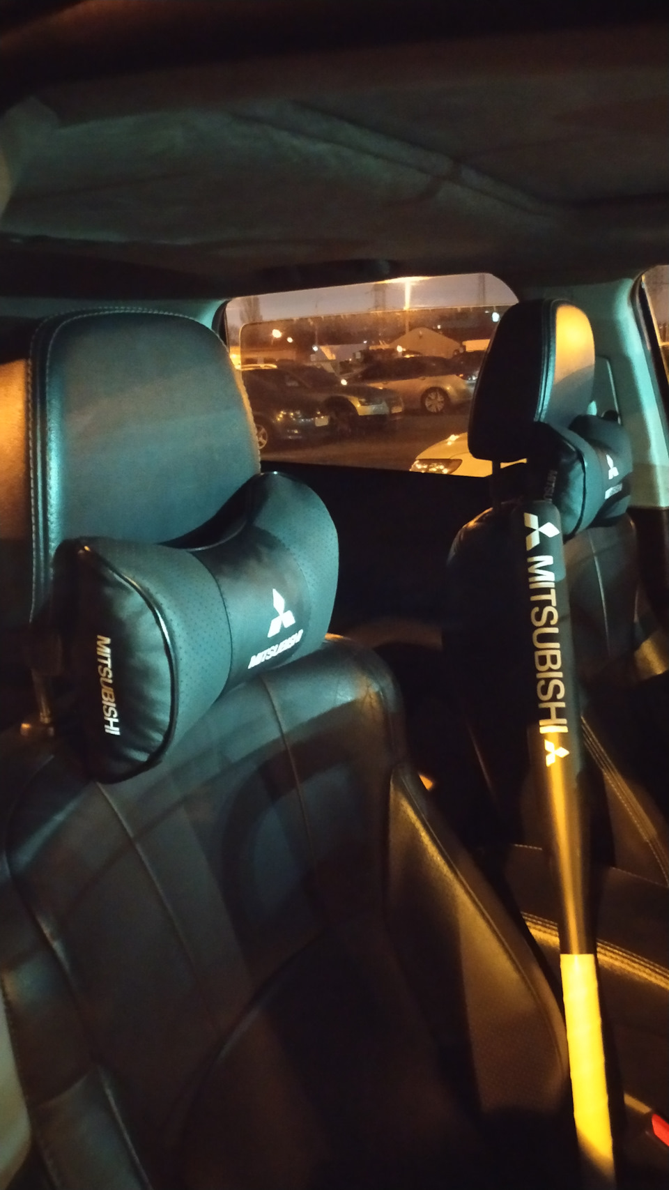 Підголовники та біта Mitsubishi 2