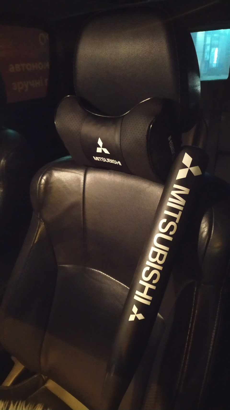 Підголовники та біта Mitsubishi 1