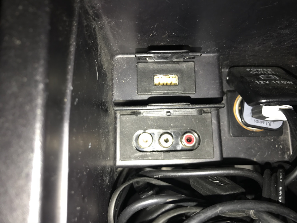 USB в підлокітник знайдено (8718A007) 3
