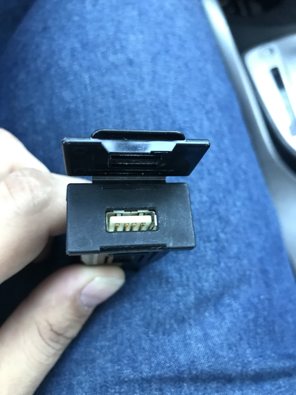 USB в підлокітник знайдено (8718A007) 2