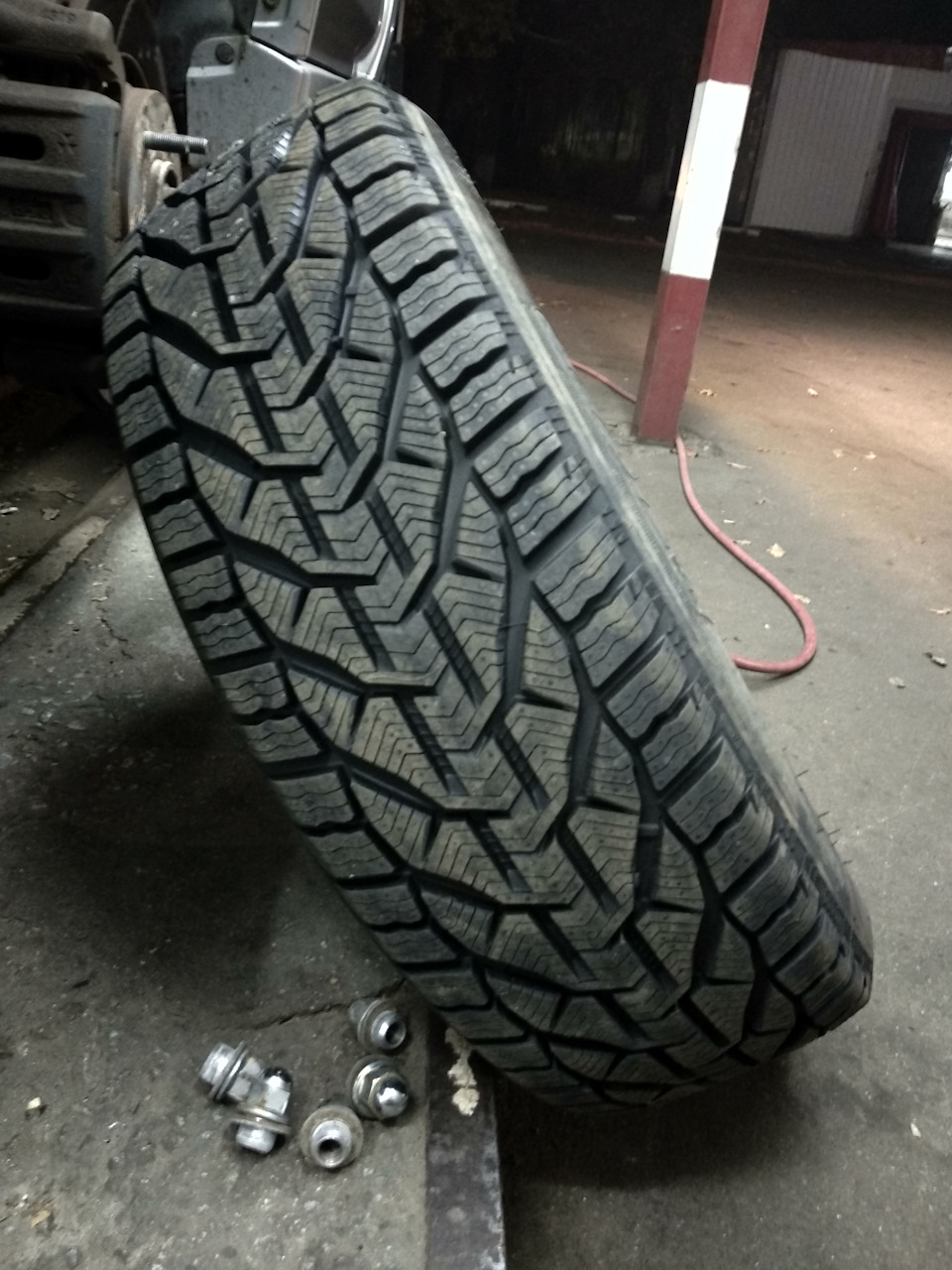 Нова зимова гума Tigar Winter 215/60/R17 2