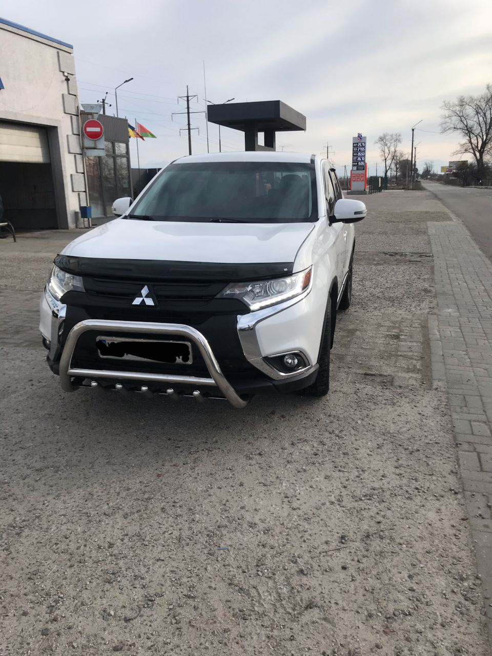 Кенгурятник, а точніше захисний обвіс бампера з нержавіючої сталі. 2