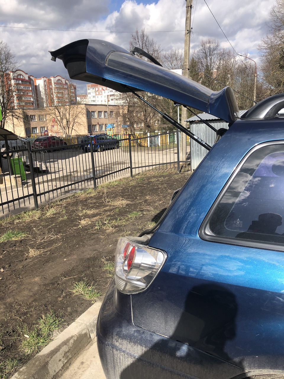 Заміна упору кришки багажника. Потрапив із рейкою 2