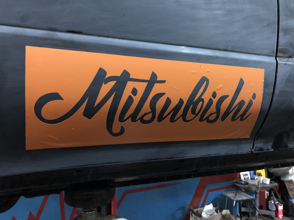 Вирішив зробити напис Mitsubishi на задніх дверях 1