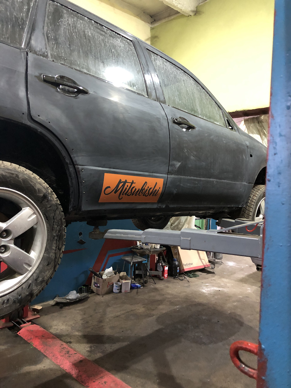 Вирішив зробити напис Mitsubishi на задніх дверях 3