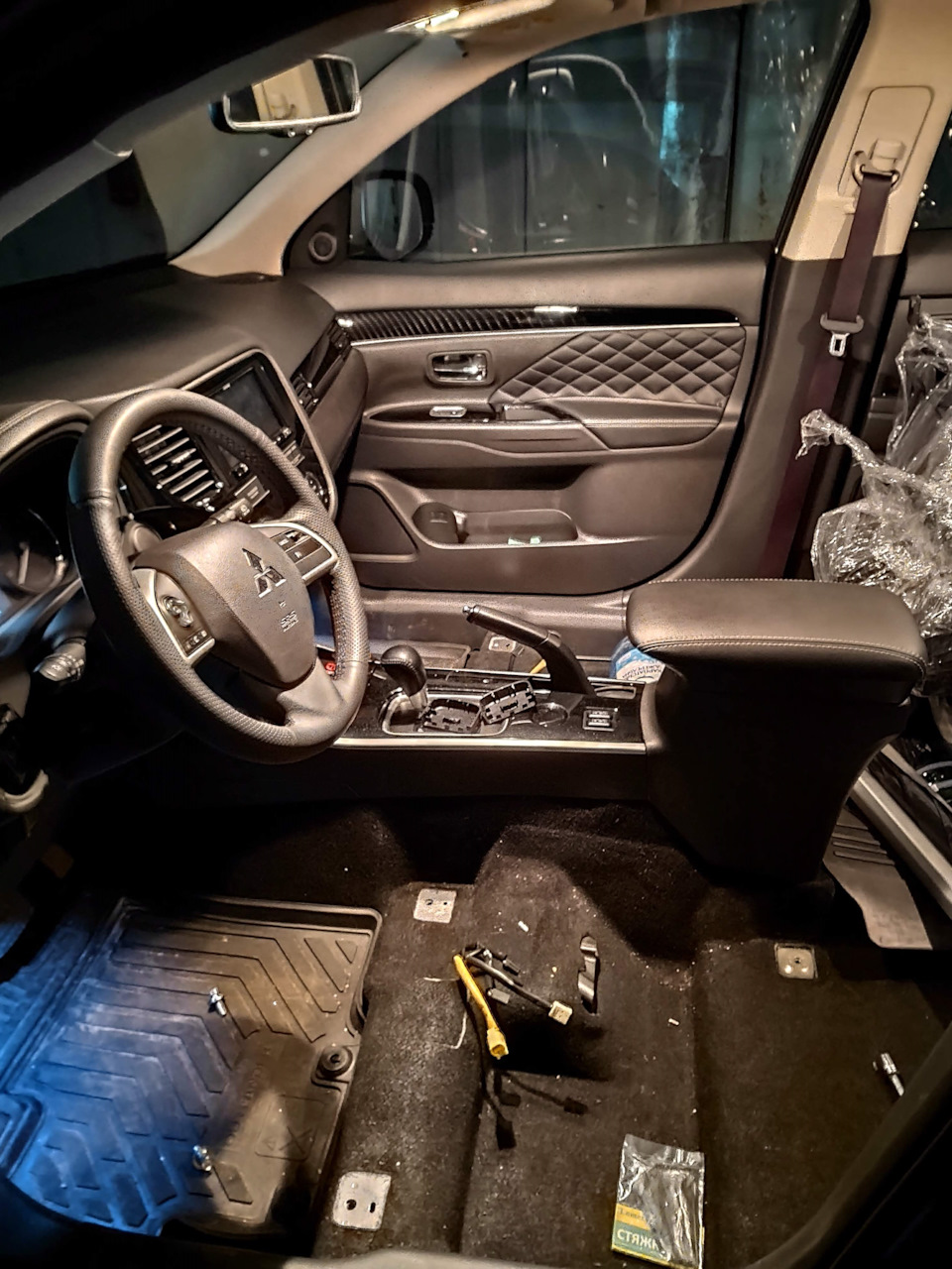 Салон від Outlander PHEV 2021 з поперековим упором і недостатня деталь 4