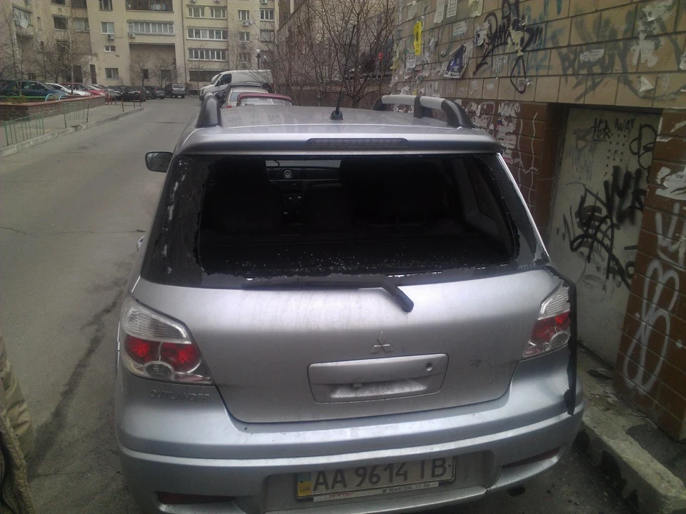 Розбили заднє скло.