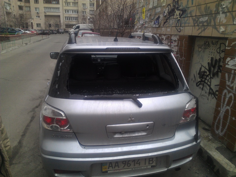 Розбили заднє скло. 1