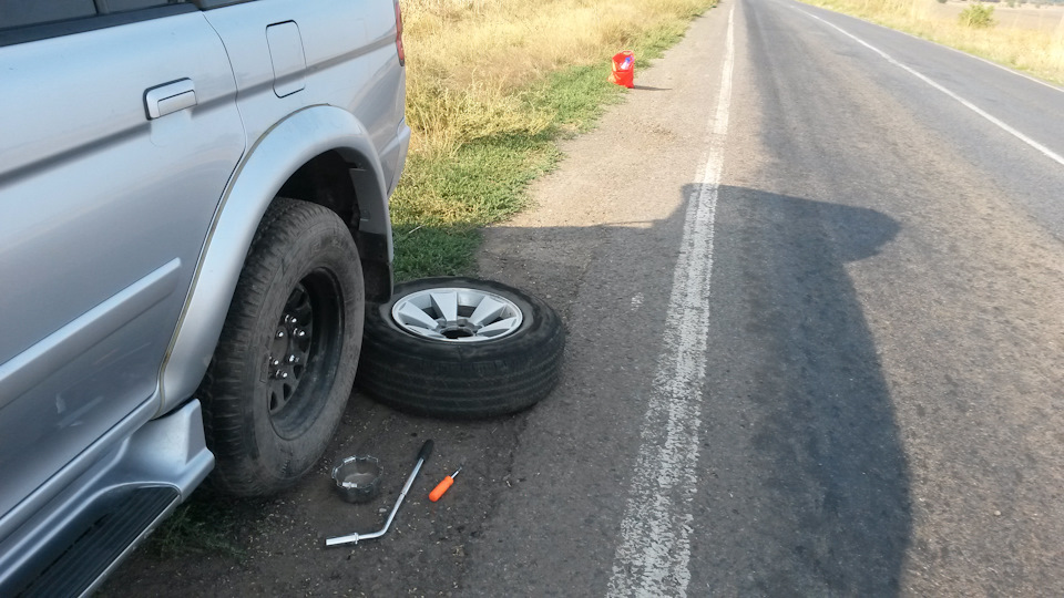 Їхав значить ..., не кого не чіпав ..., хлоп мінус одна покришка., 2