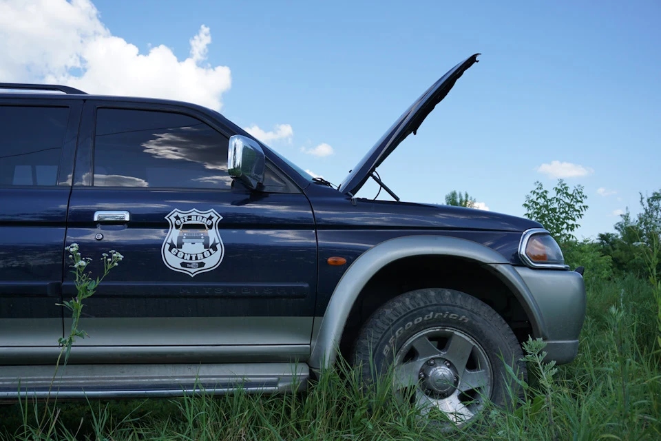 Встановлення ГАЗОВИХ УПОРІВ капота на Mitsubishi Pajero Sport