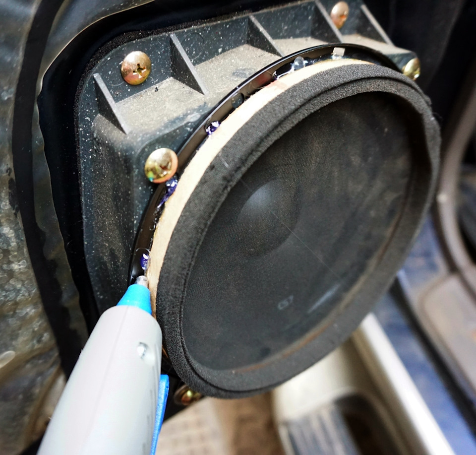 Зміна стокових динаміків на JBL 3