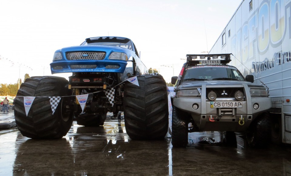 Pajero Sport Pattaya на прибиранні мотлоху після Bigfoot crash show ) 4