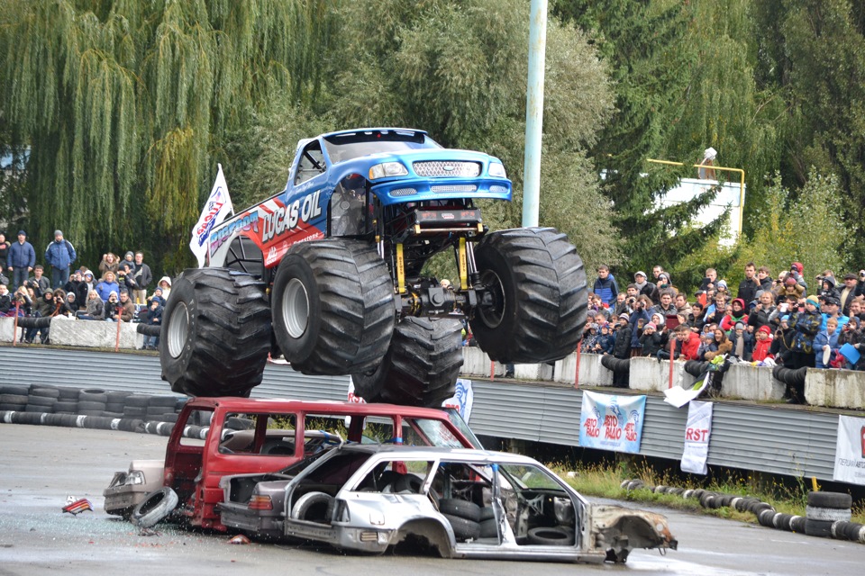 Pajero Sport Pattaya на прибиранні мотлоху після Bigfoot crash show ) 3