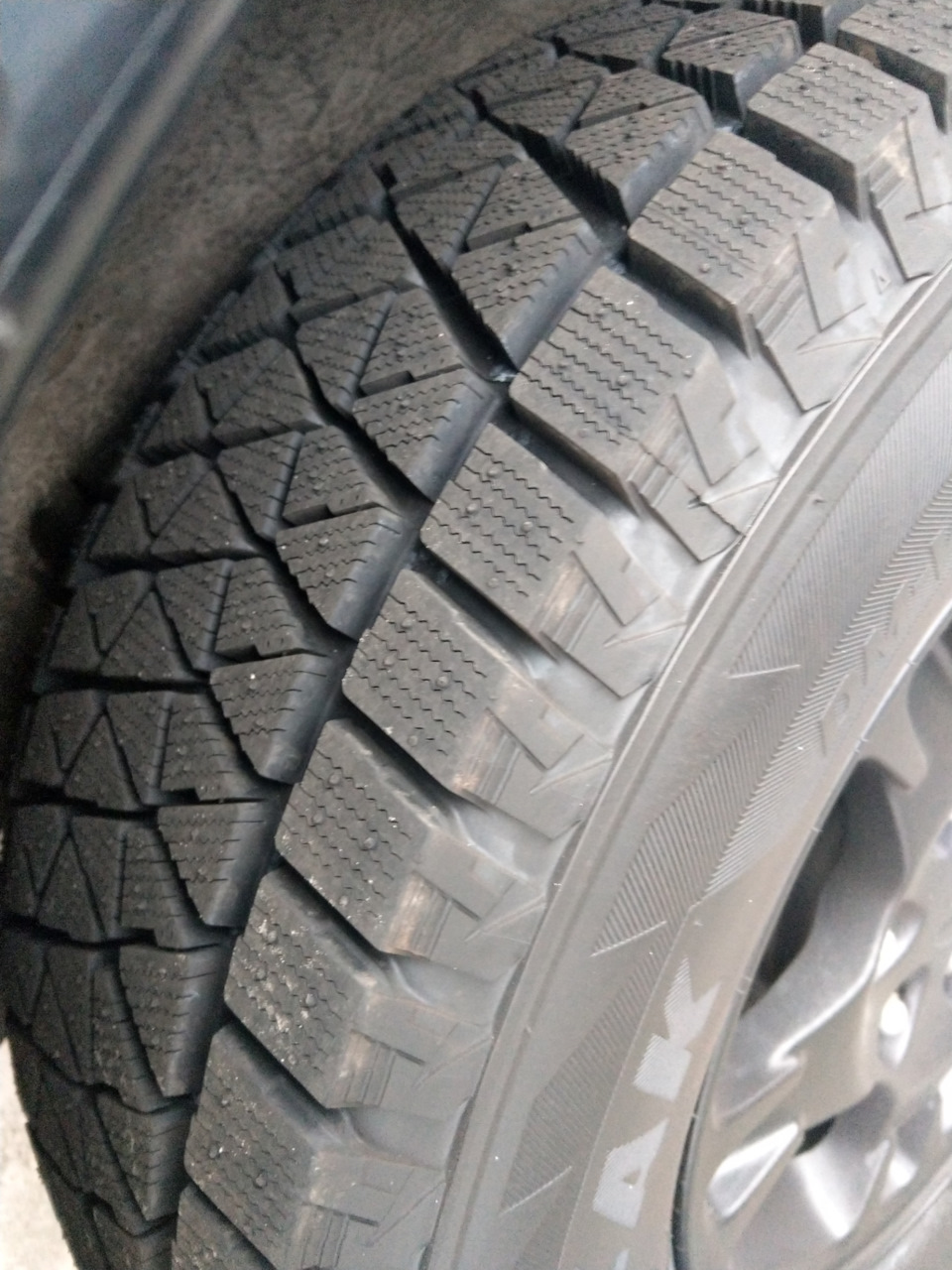 Нові тапочки, Зимові шини Bridgestone BLIZZAK DM-V2 (265/70R16 112R) 4