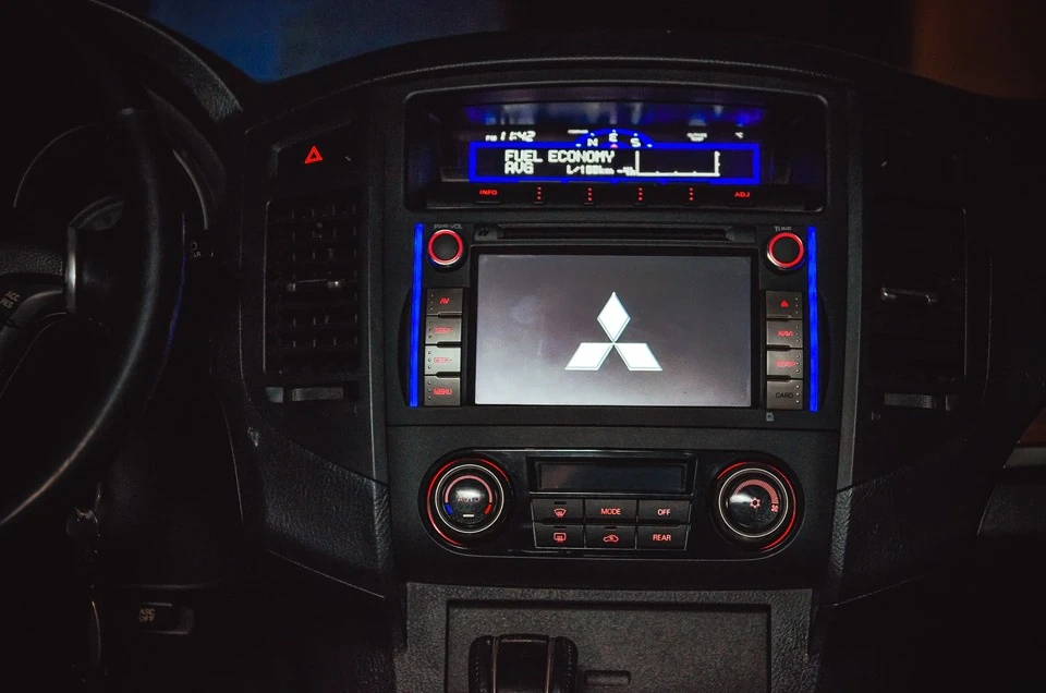 MITSUBISHI PAJERO WAGON 4 установка штатної системи ROCKFORD
