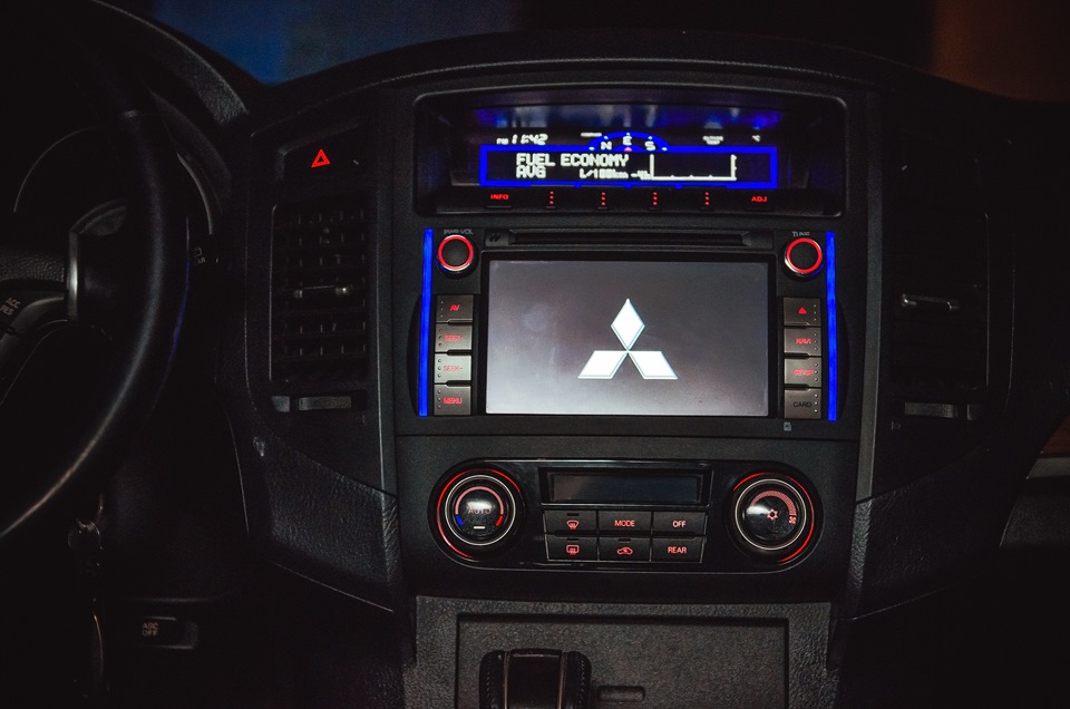 MITSUBISHI PAJERO WAGON 4 установка штатної системи ROCKFORD 1
