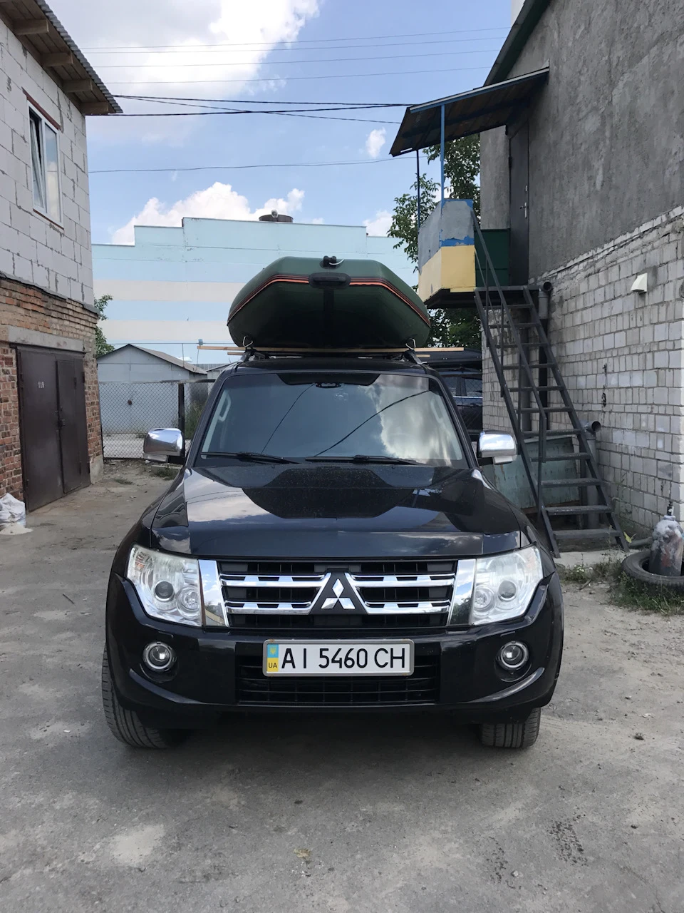 Коли ліньки, накачати човен на березі ;)